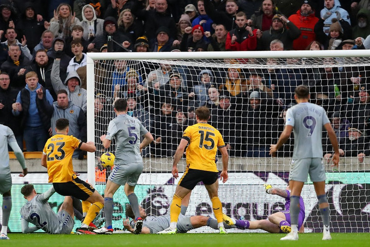 Fotó: MI NEWS / NURPHOTO / NURPHOTO VIA AFP Nézőtérről ugrott be negyedik játékvezetőnek a Wolverhampton-drukker