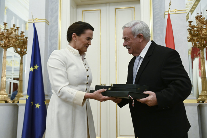 Fotó: MTI/Koszticsák Szilárd Novák Katalin kitüntetésben részesítette Kató Béla püspököt