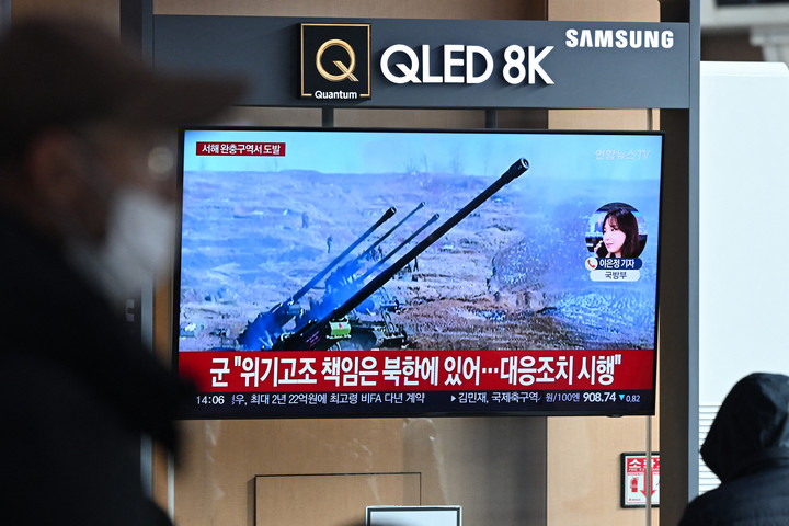 Észak-Korea tüzérségi gyakorlatot indított a dél-koreai tengeri határ közelében