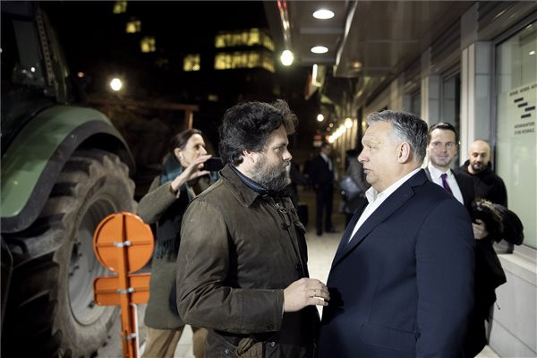 Orbán Viktor Brüsszel belvárosában tüntető gazdákkal találkozott + VIDEÓ