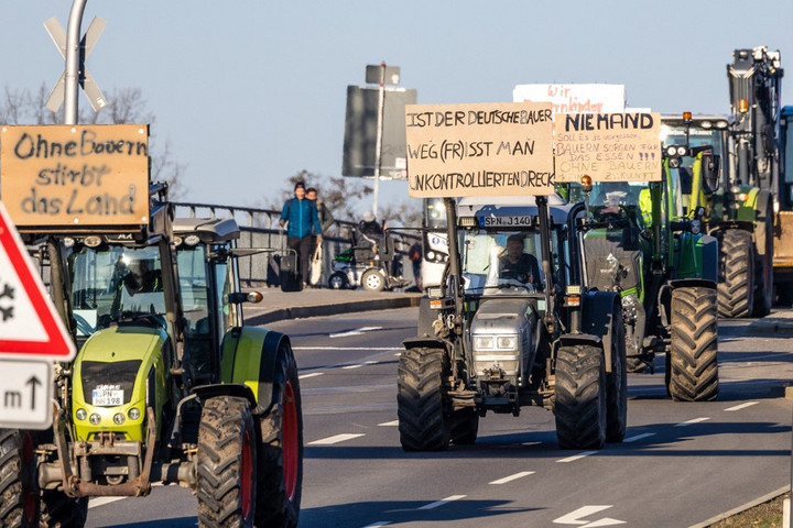Traktoros tüntetésekkel tiltakoznak a német gazdák az agrártámogatások csökkentése ellen