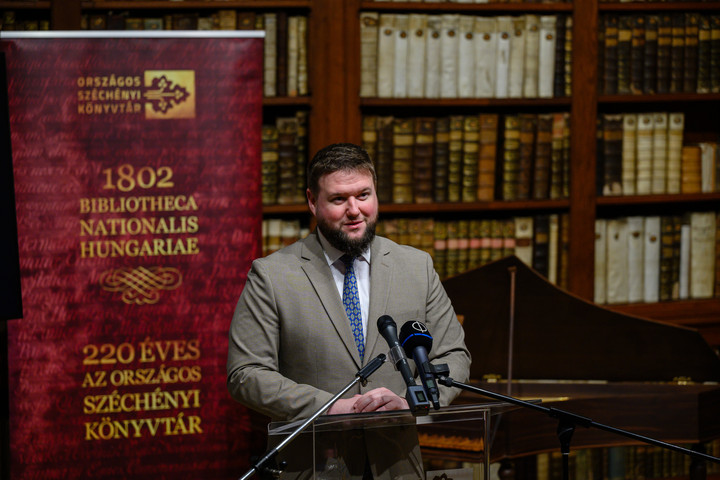 Fotó: MTI/Vasvári Tamás Átadták a zirci műemlék könyvtár eredeti állapotban felújított kis galériáját