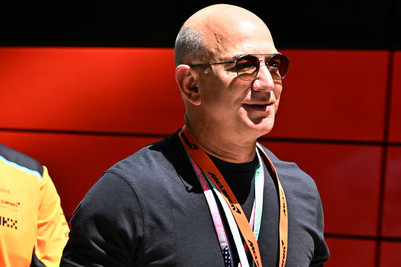 Jeff Bezos nem aprózza