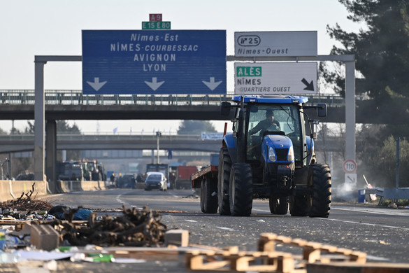 Franciaországban folytatódtak a gazdatüntetések, Macron európai megoldást sürget