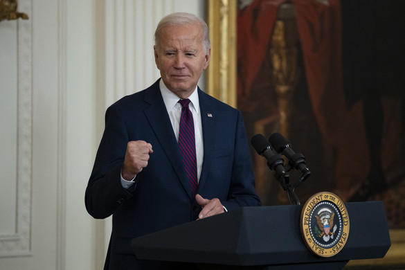 Biden: Engem és a fiaimat rúgós bicskával kergettek meg