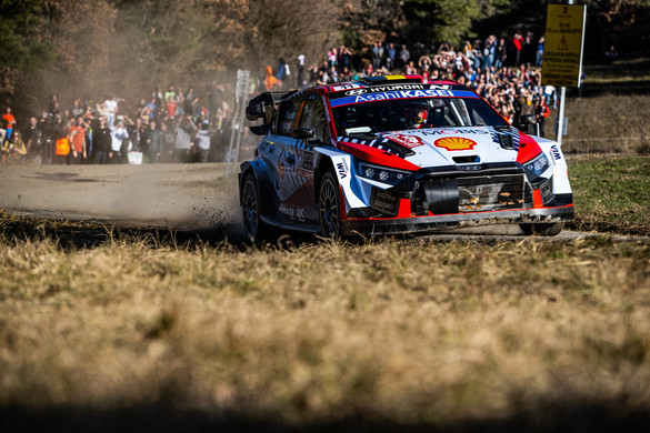 Neuville megakadályozta Ogier 10. győzelmét