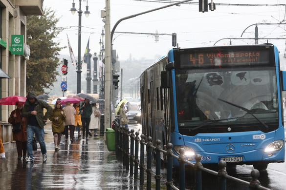 Pótlóbusz közlekedik Budapesten a 6-os villamos helyett hétköznap éjszakánként