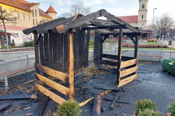 Felgyújtották Siófokon a betlehemet