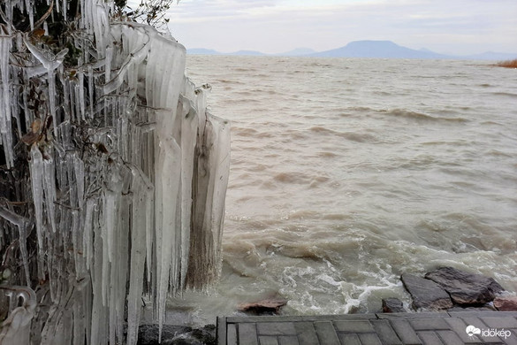Elkezdett befagyni a Balaton, gyönyörű fotók a tó partjáról