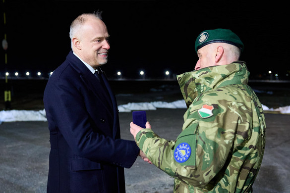 Magyar katonákkal találkozott Boszniában a honvédelmi miniszter