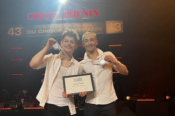 Hármasszaltóval világsiker Párizsban!