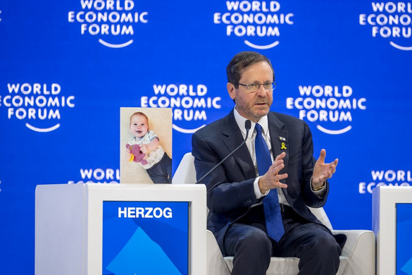 Davos – Hercog: Izrael imádkozik, hogy a Gázába szállított gyógyszerek eljussanak a túszokhoz