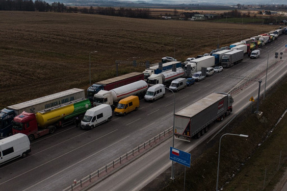 A lengyel fuvarozók felfüggesztették tiltakozásukat a lengyel–ukrán határon