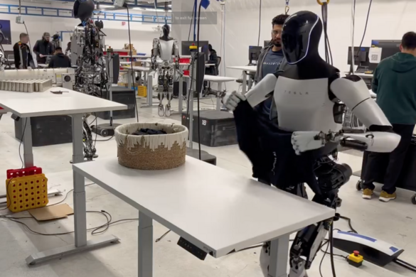 Így hajtogat pólót Elon Musk humanoid robotja