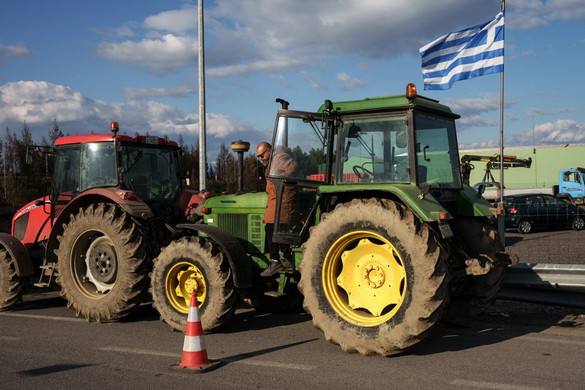 Tüntető gazdák zárták le Görögország központi autópályáján a forgalmat