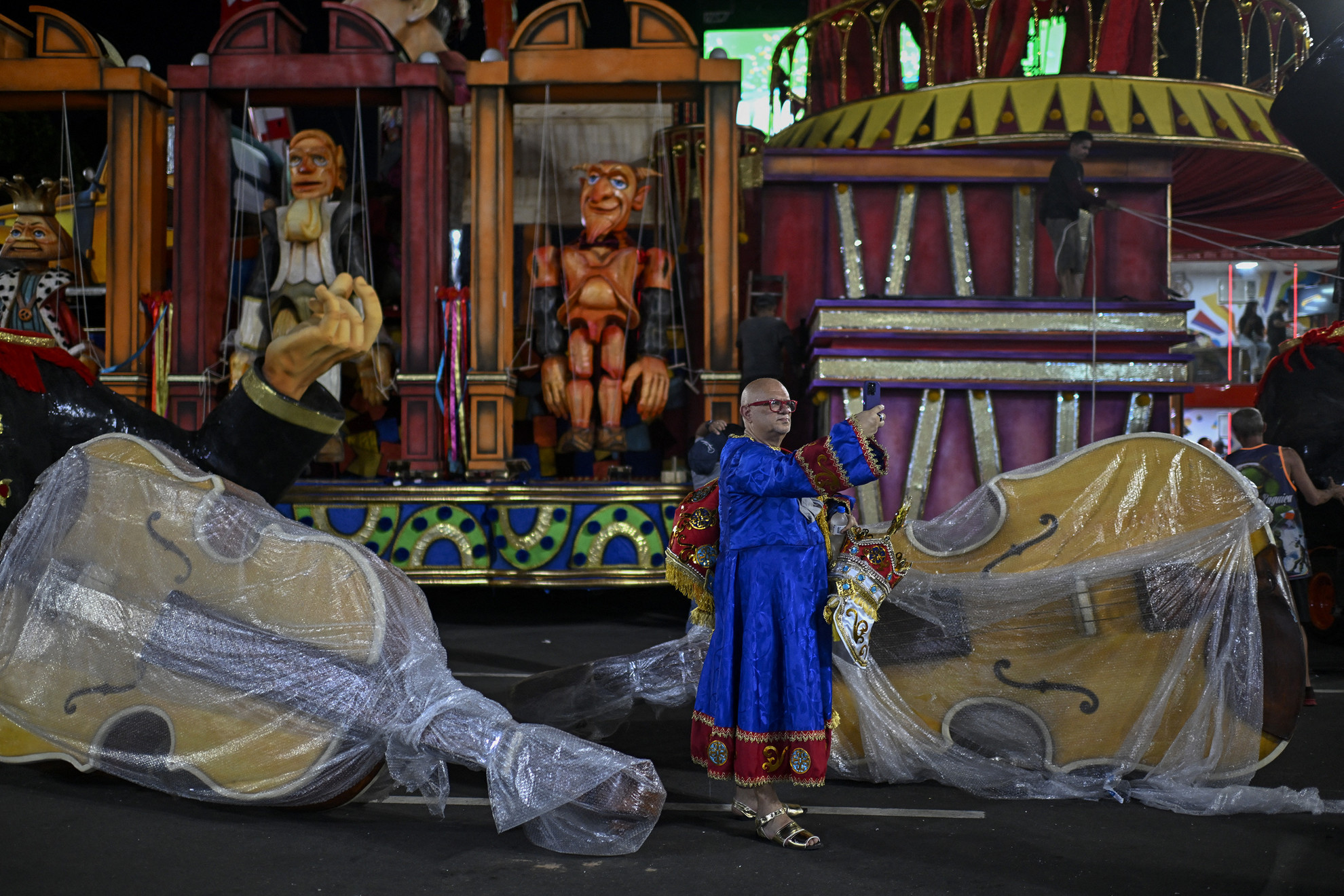 A Porto da Pedra szambaiskola egyik tagja az utolsó simításokat végzi a karneváli felvonulás előtt