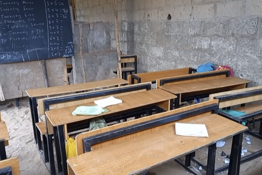 A terem nem a szünet miatt üres: ismeretlen fegyveresek százharminchat (!) gyermeket raboltak el 2021-ben egy közép-nigériai iszlám szemináriumból