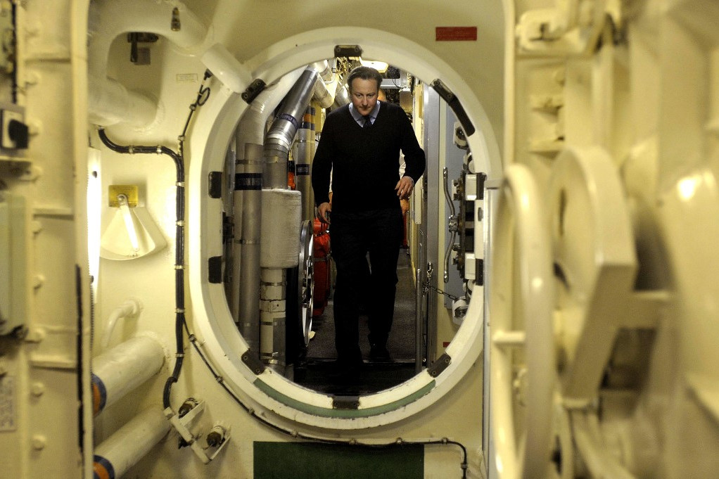 Politikus a fedélzetem! David Cameron hajdani miniszterelnök látogatása egy tengeralattjárón. Ha az ember nem vigyáz, a feje bánja...