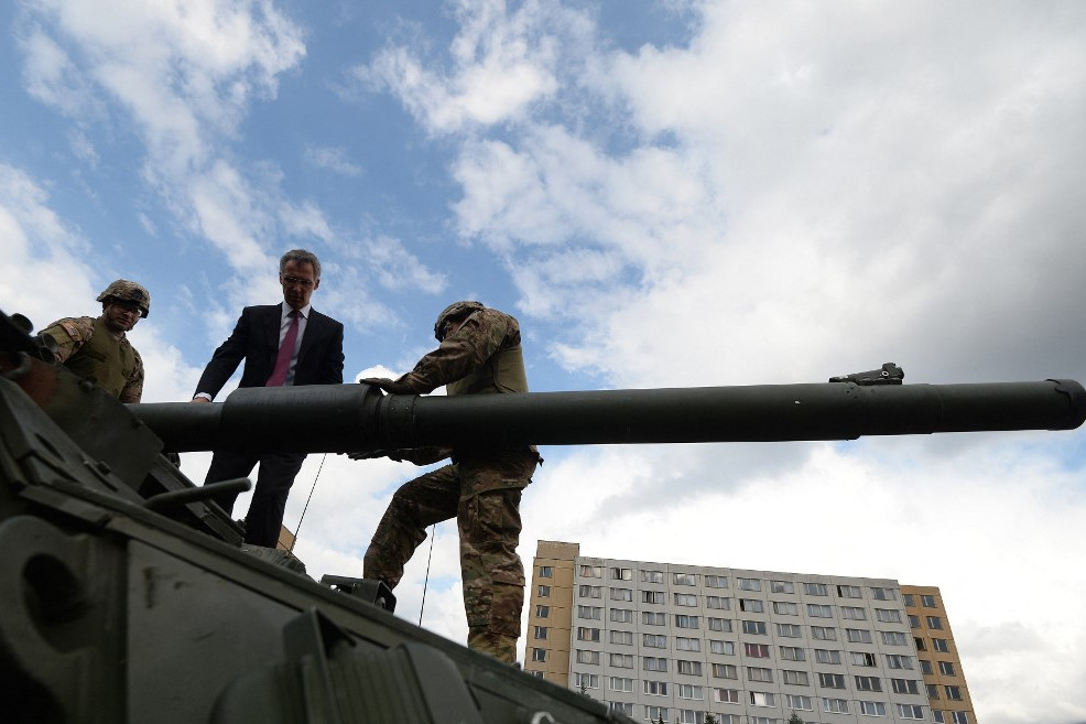 Fotó: AFP / Michal Cizek Jens Stoltenberg cseh katonák között egy hadgyakorlaton