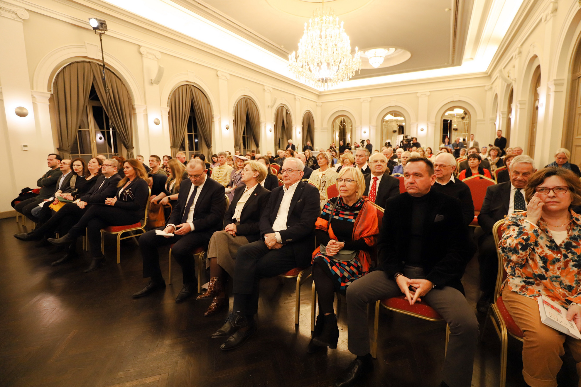 Telt ház előtt zajlott Balatonfüreden az Anna Grand Hotelben a Magyar Széppróza napján az ünnepi gála