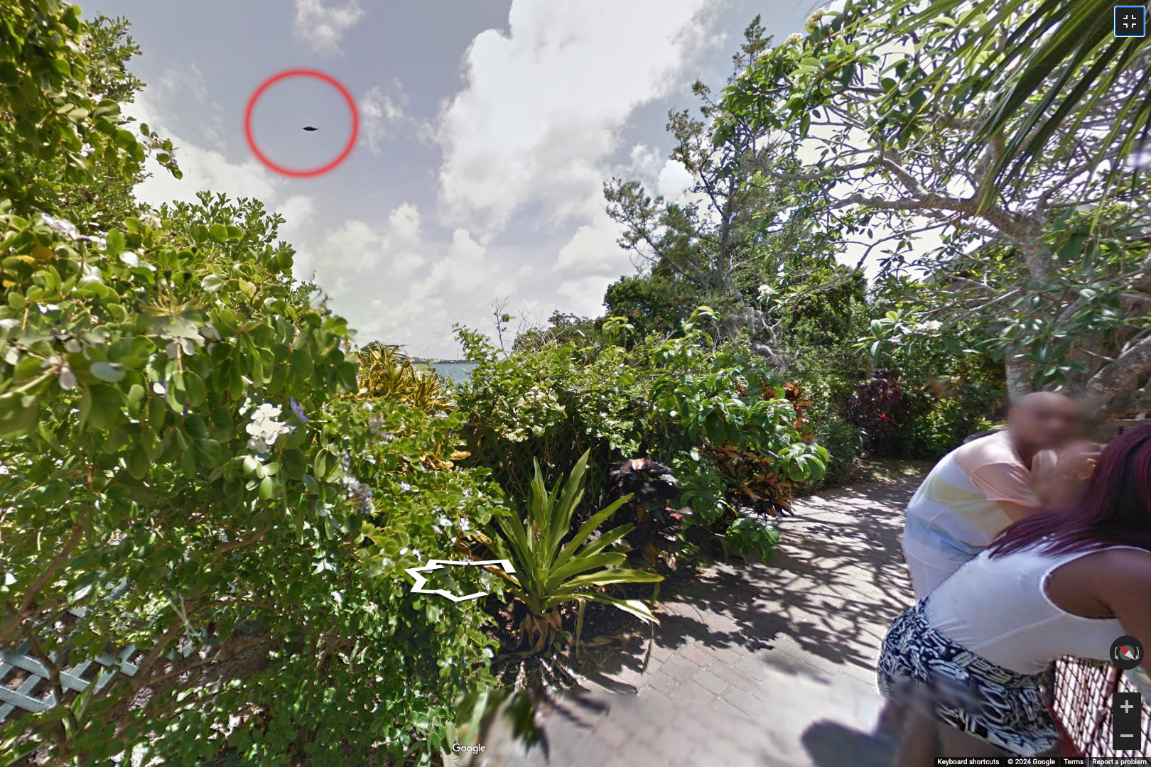 A Google Maps böngészése közben Bermuda egyik szigete felett láthatunk azonosíthatatlan repülő tárgyat (képünkön piros karikával)
