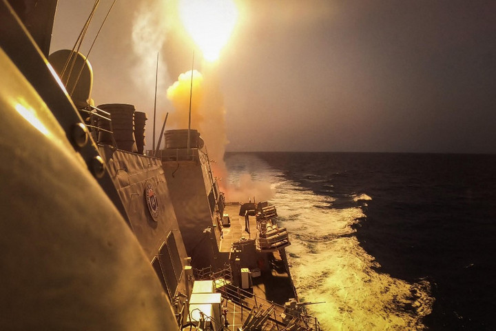 Fotó: AFP/US Navy/Aaron Lau Úszó erődítmény a Vörös-tengeren