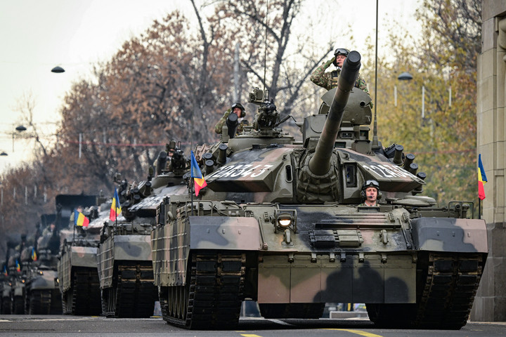 Fotó: AFP/Daniel Mihailescu Románia retteg, tankokkal vonult volna be Budapestre, az oroszok nem engedték