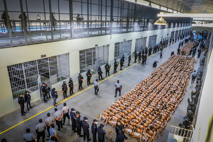 Fotó: AFP/El Salvador's Presidency Press Office Tömegper indult mintegy ötszáz feltételezett bandavezér ellen Salvadorban