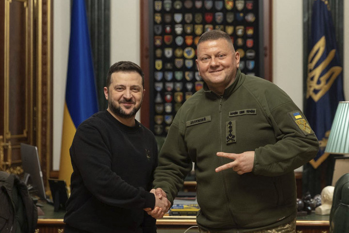 Fotó: AFP/Ukrainian Presidential Press Service/Handout Zelenszkij alulmaradhat Zaluzsnijjal szemben