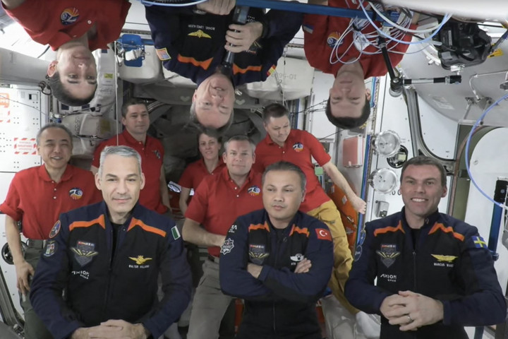 Fotó: AFP/NASA TV/Handout Törökország első űrhajósa és három európai társa visszatért a Földre