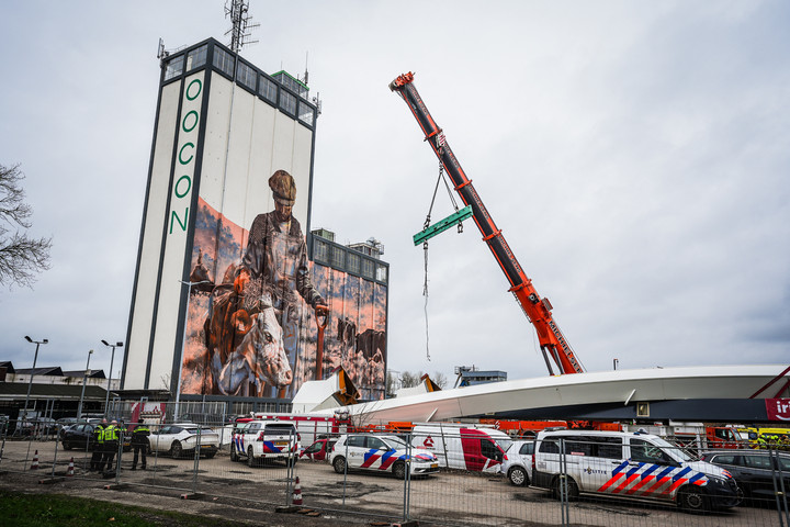 A földre zuhant egy épülő híd egy íve Hollandiában, két munkás életét vesztette