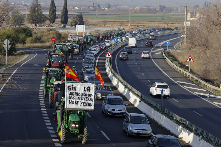 Fotó: Anadolu Agency via AFP/Anadolu/Alex Camara Több ezer traktorral akadályozták a forgalmat a spanyol gazdák