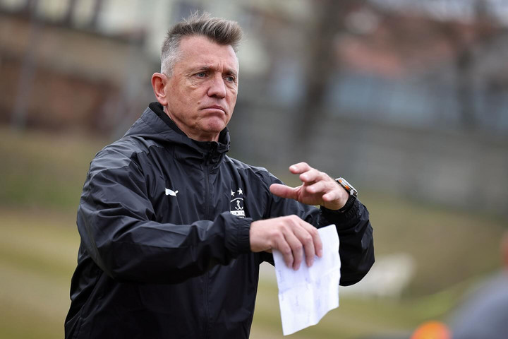 Mészöly Géza egy hónapig nem ülhet le az Újpest kispadjára