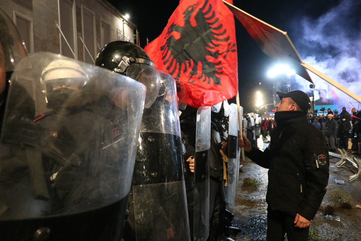 Több ezren tüntettek a korrupció ellen Albániában