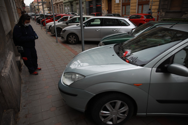 Fotó: MH-archív/Bodnár Patrícia Jól tejelnek Pozsonynak a járdán parkoló sofőrök