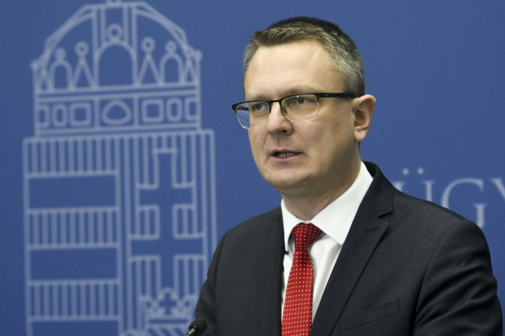 Rétvári Bence: Az alapítványi iskolákban is jár a 32,2 százalékos tanárbéremelés