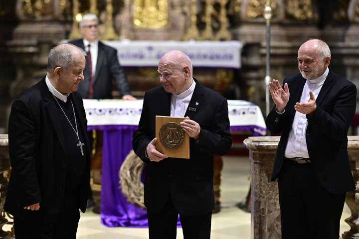 Sebők Sándor fóti plébános kapta idén a Hit pajzsa díjat