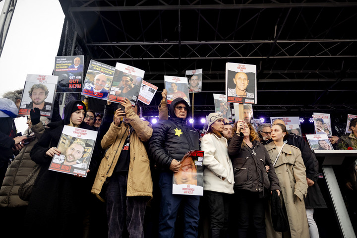 Fotó: ANP MAG/ANP via AFP/Robin van Lonkhuijsen Izraeli túszok családjai a Hamász-vezetők felelősségre vonásáért tüntettek a Nemzetközi Büntetőbíróságnál