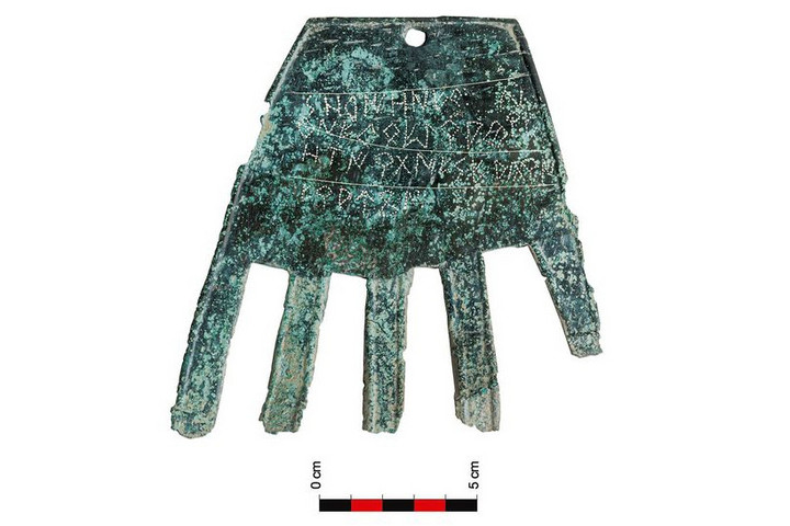 Fotó: NorthFoto A 2100 éves bronz kéz alakú amuletten ősi ismeretlen nyelven íródott a szöveg