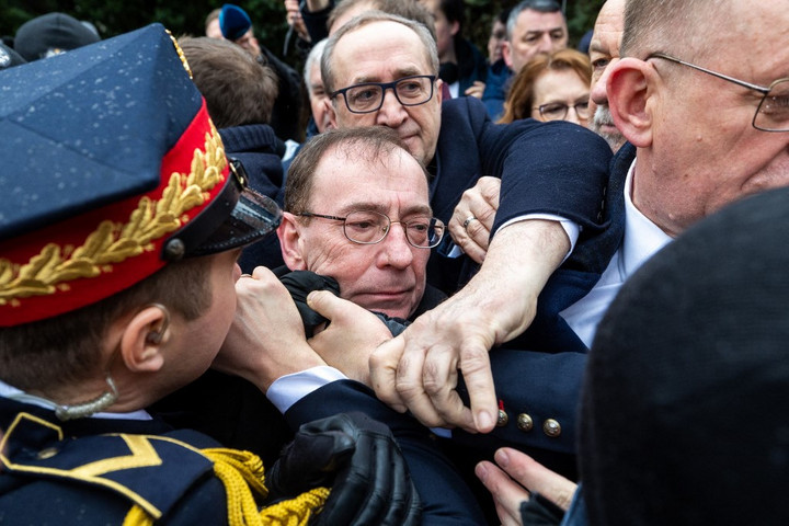 A parlamenti őrség nem engedte be a mandátumától megfosztott két lengyel ellenzéki képviselőt a szejm épületébe