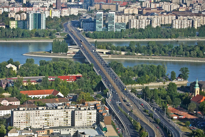Fotó: MH-archív//Hegedüs Róbert Felújítás miatt egy sávot lezárnak az Árpád hídon Pest felé