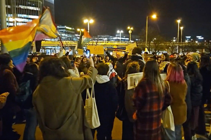 Fotó: Facebook/PRESSiO/képernyőfelvétel Gyülekeznek Budapest utcáin a hazánkban élő palesztinok, a zászlóik között egy LMBTQ-lobogó is feltűnt + VIDEÓ