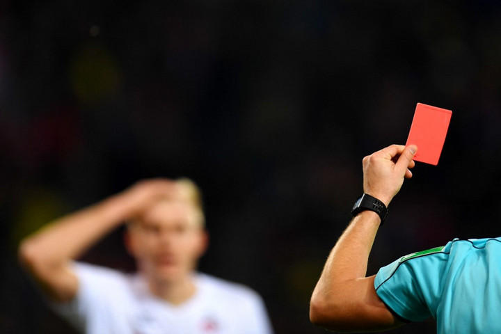 Fotó: AFP/Patrik Stollarz Az IFAB szombaton dönt a kék lap teszteléséről