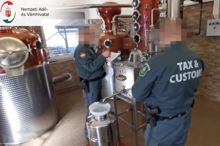 Fotó: NAV NAV: Több mint 25 ezer liter ismeretlen eredetű alkoholt foglaltak le a pénzügyőrök