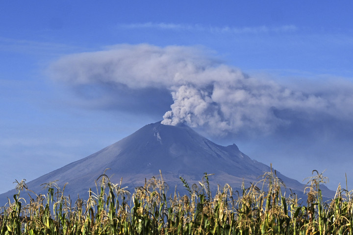 Fotó: AFP/Alfredo Estrella Lezárták a mexikói Puebla városának repülőterét a hamut okádó Popocatépetl vulkán miatt