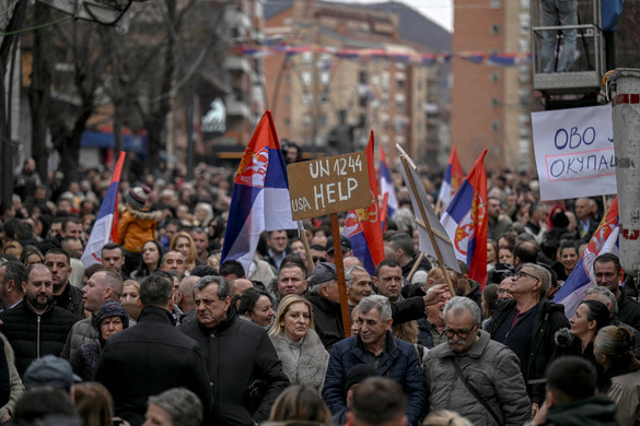 Koszovó megszünteti a dinárt, tüntetnek a szerbek