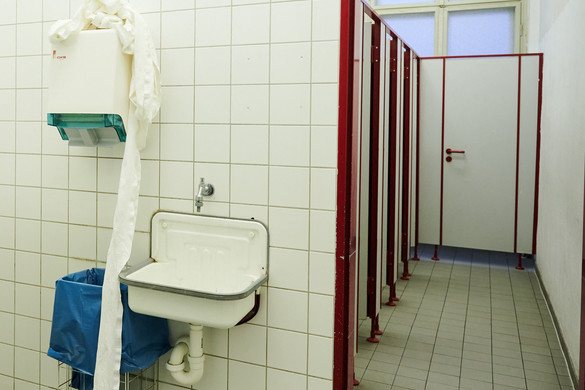 Egy pécsi kollégium mosdójában szülte meg gyermekét a diáklány