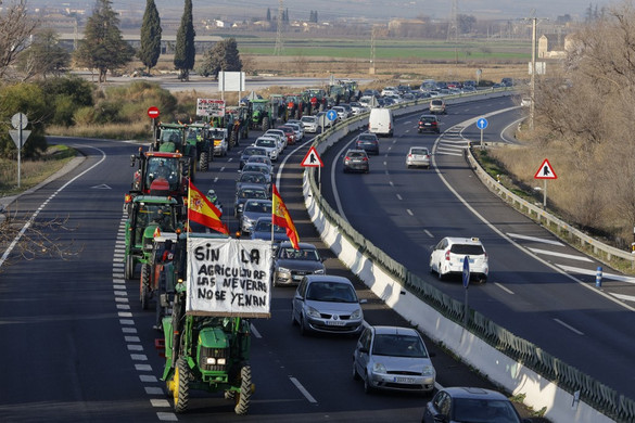Több ezer traktorral akadályozták a forgalmat a spanyol gazdák