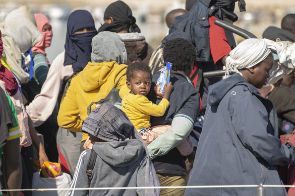 Brüsszel kitart a migránsok kötelező elosztása mellett