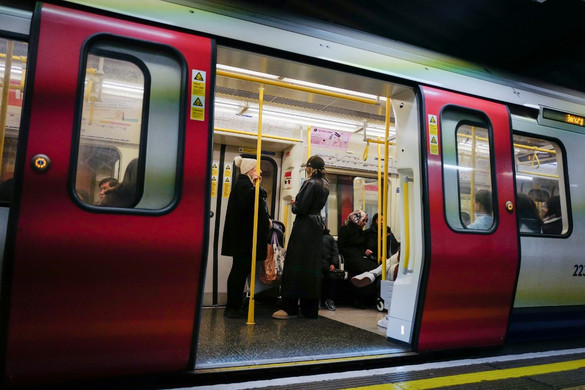 A metró elé lökték, de túlélte